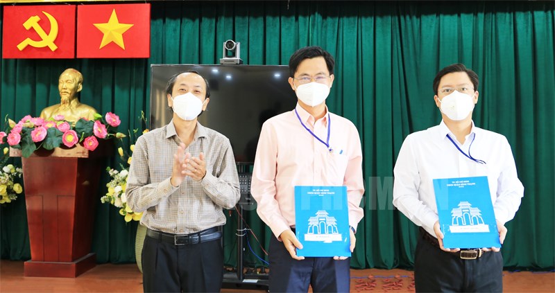 Quận Bình Thạnh: Trao quyết định điều động, bổ nhiệm cán bộ