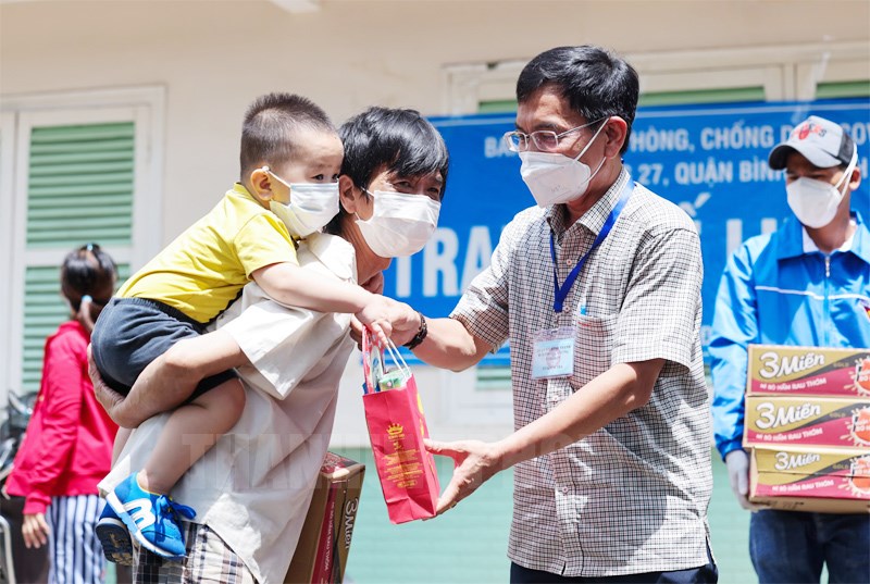 Tết Trung thu đến với các em thiếu nhi tại “khu giãn dân” phòng chống dịch quận Bình Thạnh