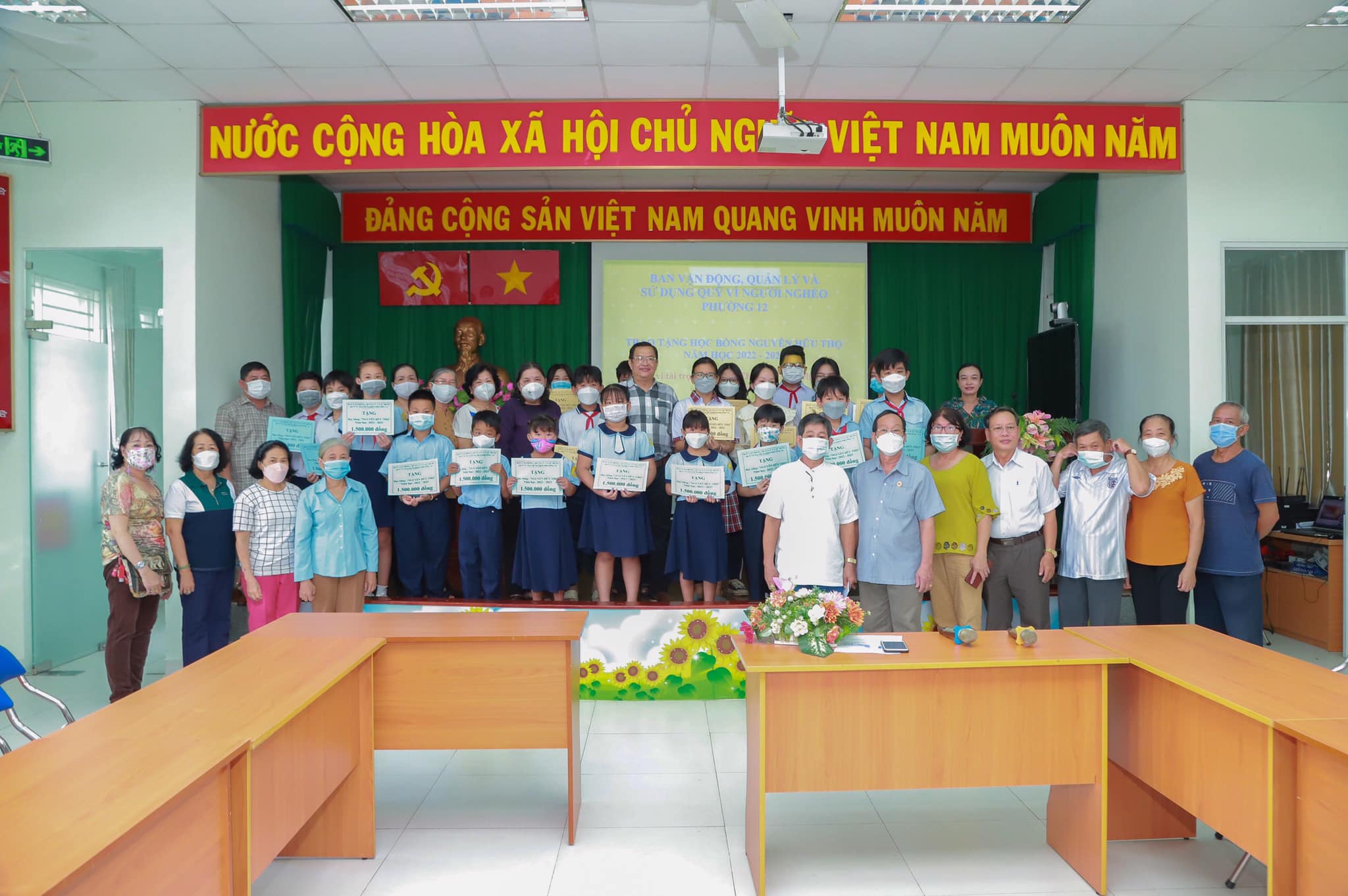 TRAO TẶNG HỌC BỔNG NGUYỄN HỮU THỌ NĂM HỌC 2022 – 2023