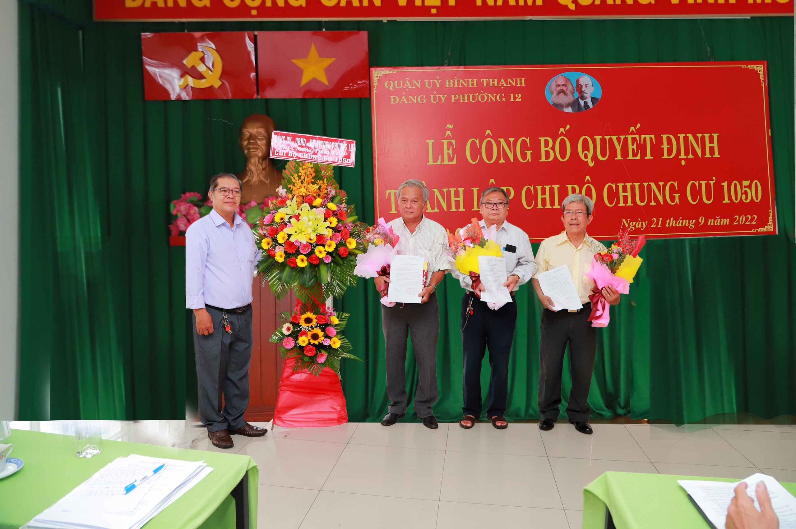 Thành lập Chi bộ Chung cư 1050