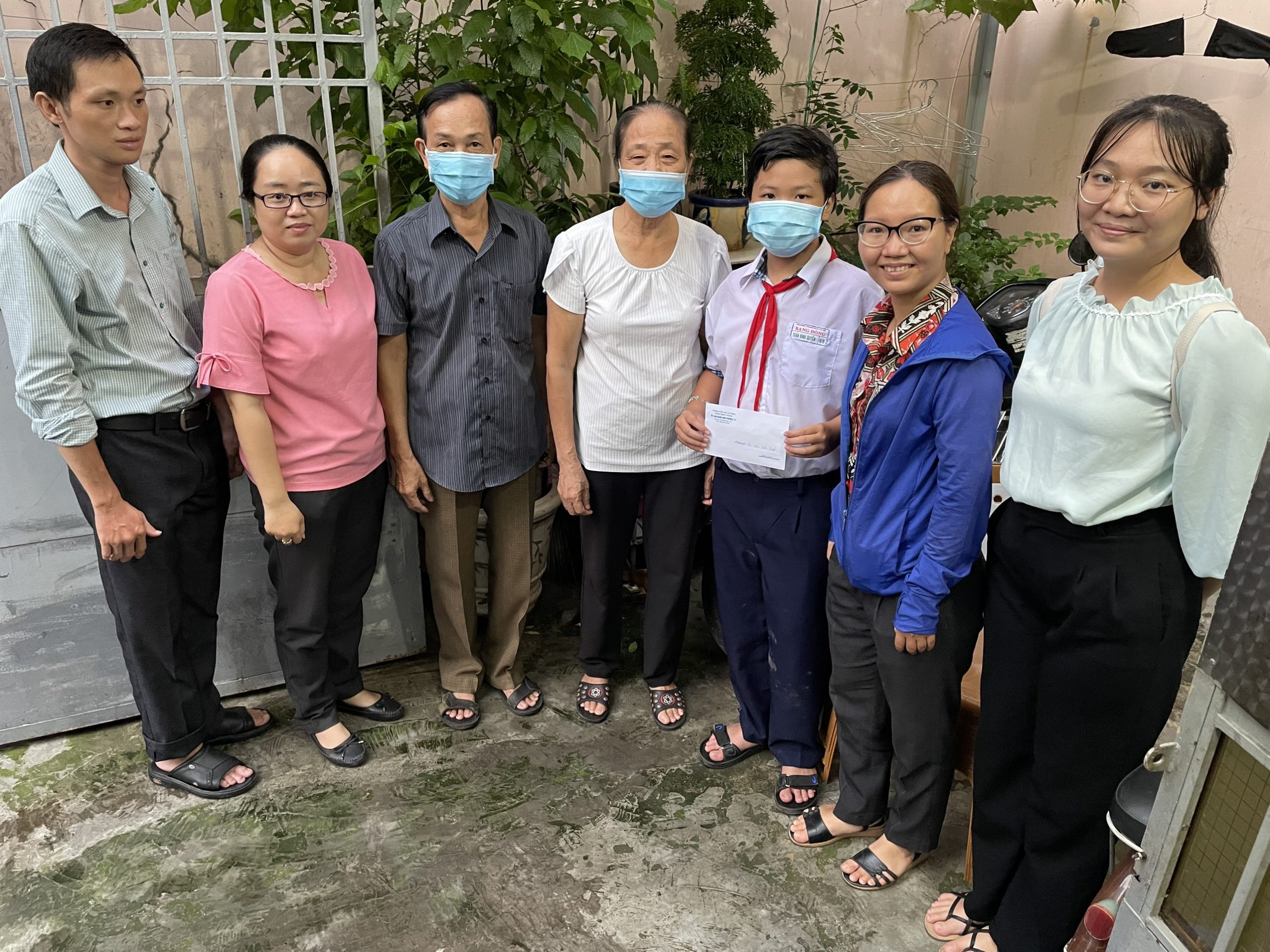 Trao học bổng học sinh người dân tộc thuộc hộ cận nghèo