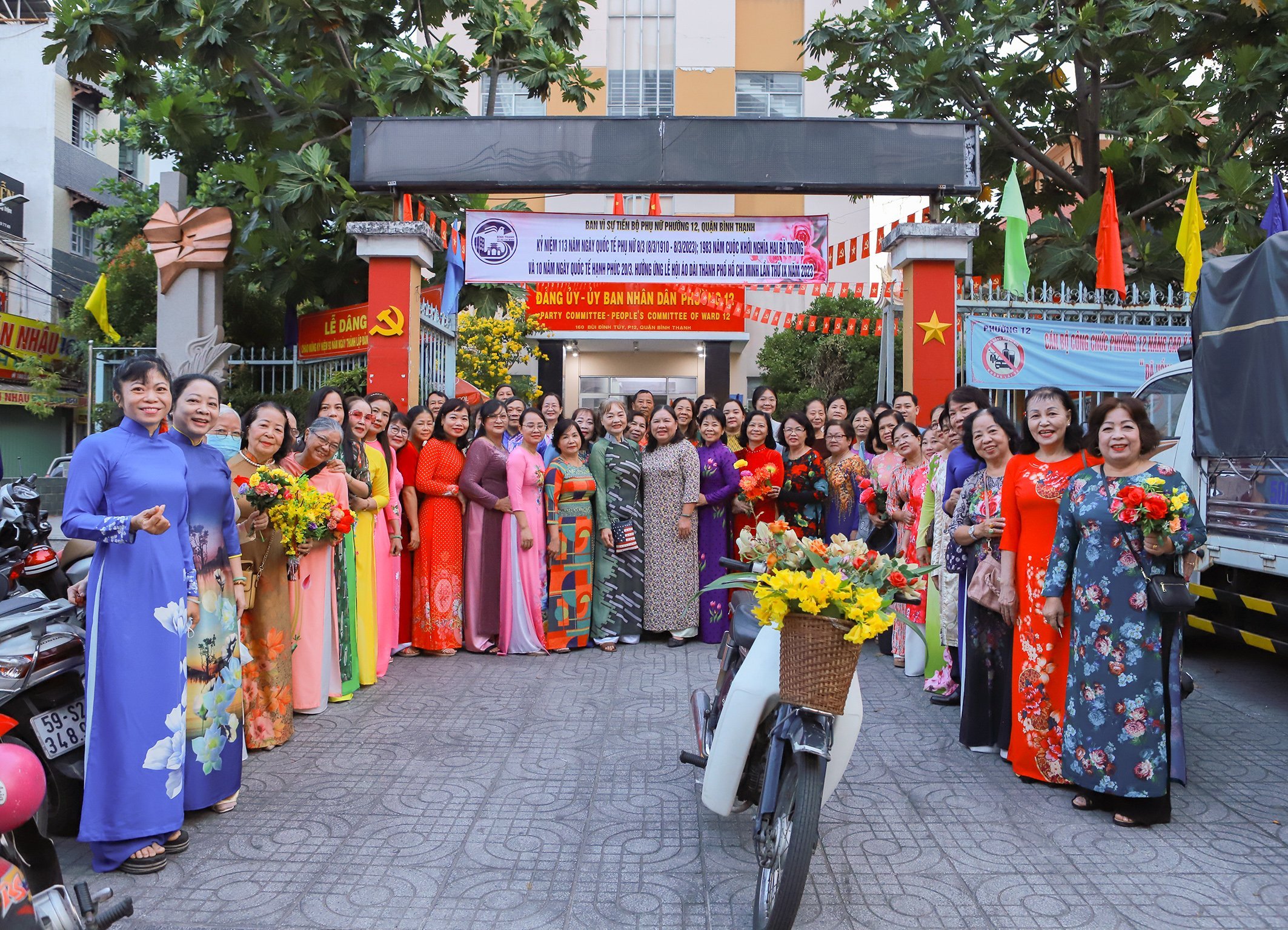 DIỄU HÀNH ÁO DÀI HƯỞNG ỨNG KỶ NIỆM 113 NĂM NGÀY QUỐC TẾ PHỤ NỮ (08/3/1910 – 08/3/2023); 1983 NĂM CUỘC KHỞI NGHĨA HAI BÀ TRƯNG VÀ 10 NĂM NGÀY QUỐC TẾ HẠNH PHÚC 20/3 – <strong>HƯỞNG ỨNG LỄ HỘI ÁO DÀI THÀNH PHỐ HỒ CHÍ MINH LẦN THỨ 9 NĂM 2023</strong>