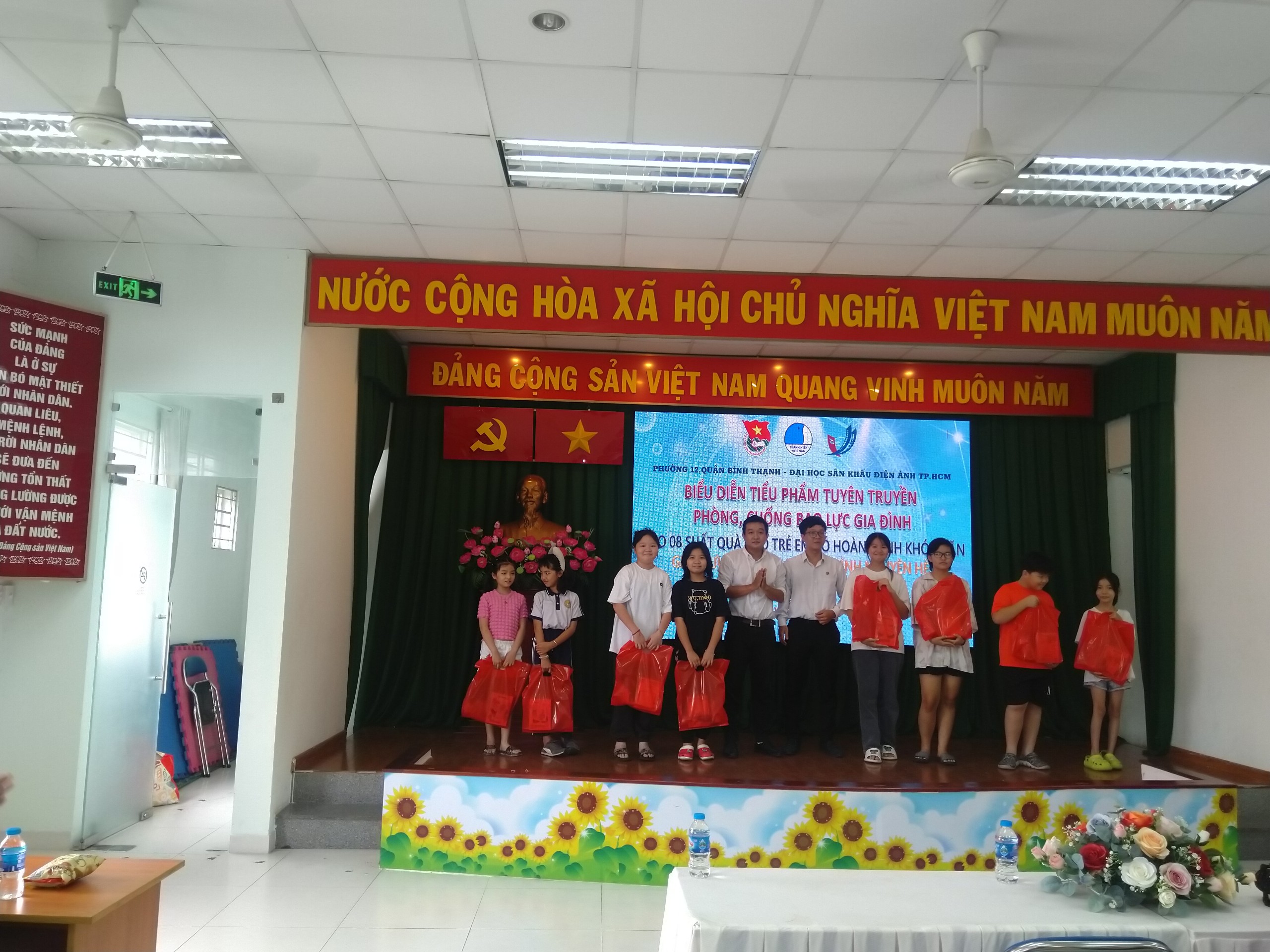 BIỂU DIỄN TIỂU PHẨM TUYÊN TRUYỀN PHÒNG CHỐNG BẠO LỰC GIA ĐÌNH VÀ TRAO 08 SUẤT QUÀ CHO TRẺ EM CÓ HOÀN CẢNH KHÓ KHĂN