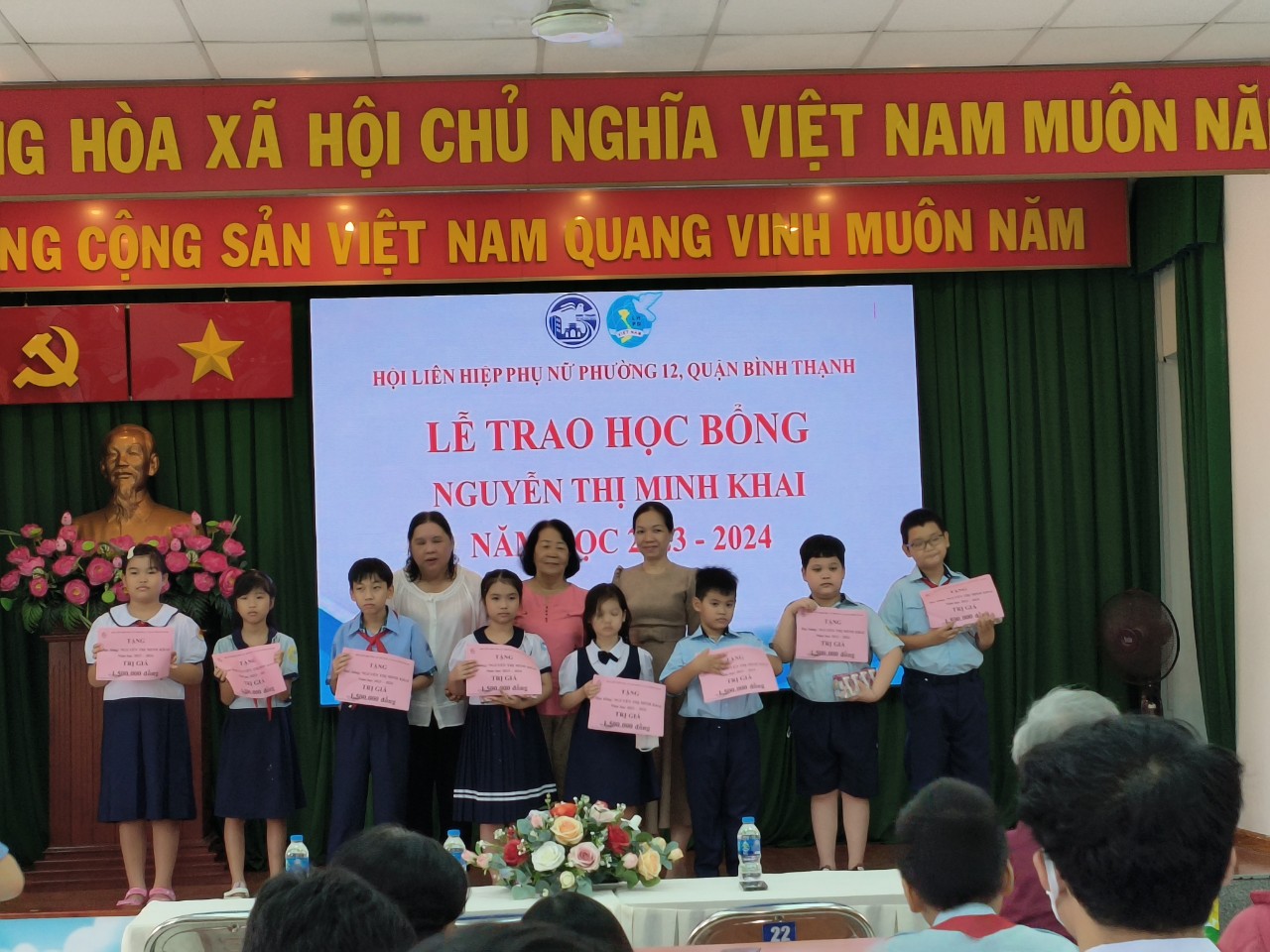 LỄ TRAO HỌC BỔNG NGUYỄN THỊ MINH KHAI NĂM HỌC 2023 – 2024
