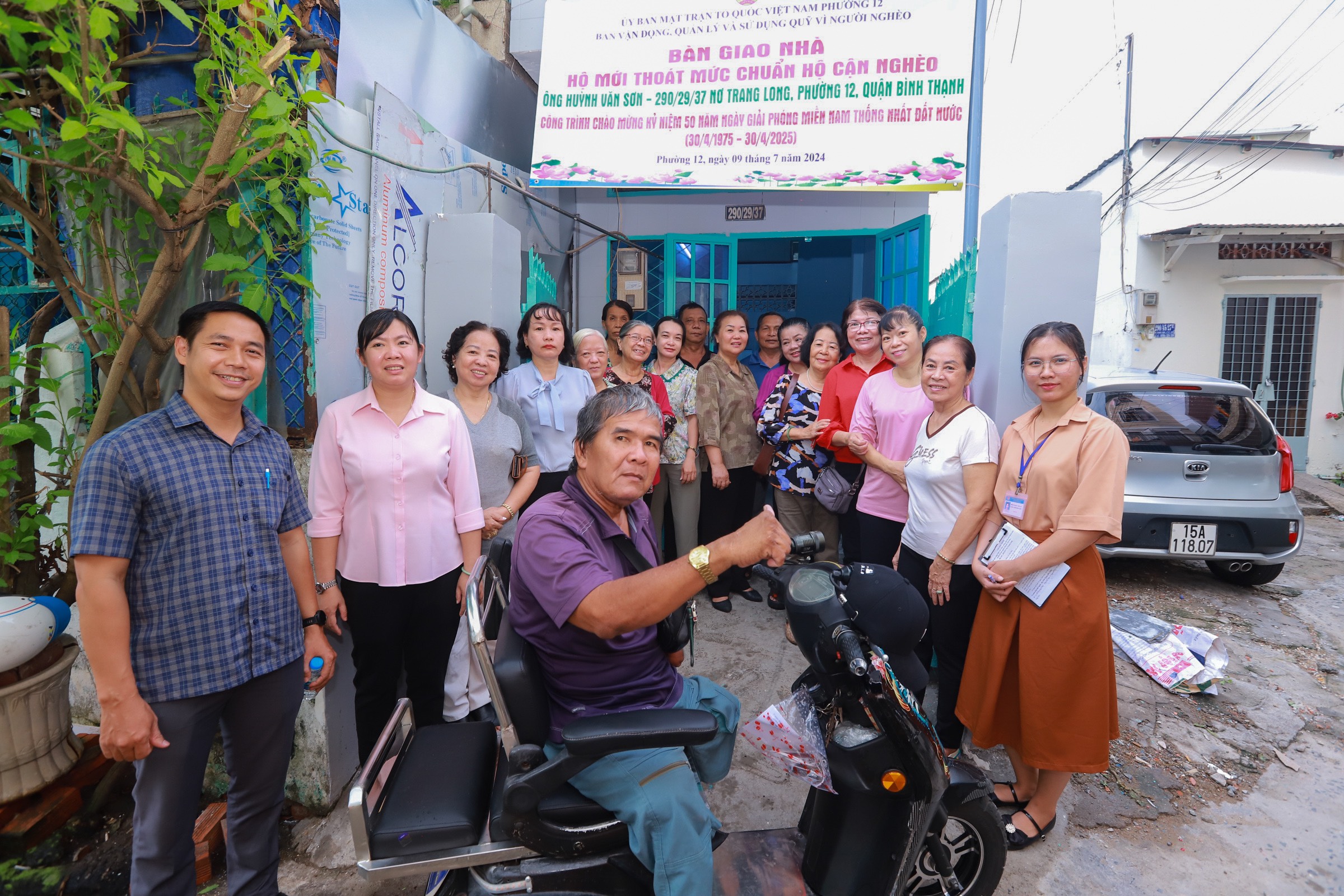 BẢN TIN GIẢM NGHÈO BỀN VỮNG                   QUÝ 3 NĂM 2024                                                                      SỬA CHỮA, CHỐNG DỘT CHO HỘ MỚI THOÁT MỨC CHUẨN HỘ CẬN NGHÈO ÔNG HUỲNH VĂN SƠN – 290/29/37 NƠ TRANG LONG, PHƯỜNG 12